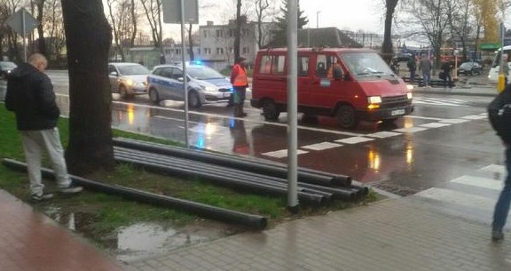EŁK: Wypadek na ul. Dąbrowskiego. 19-latek w szpitalu