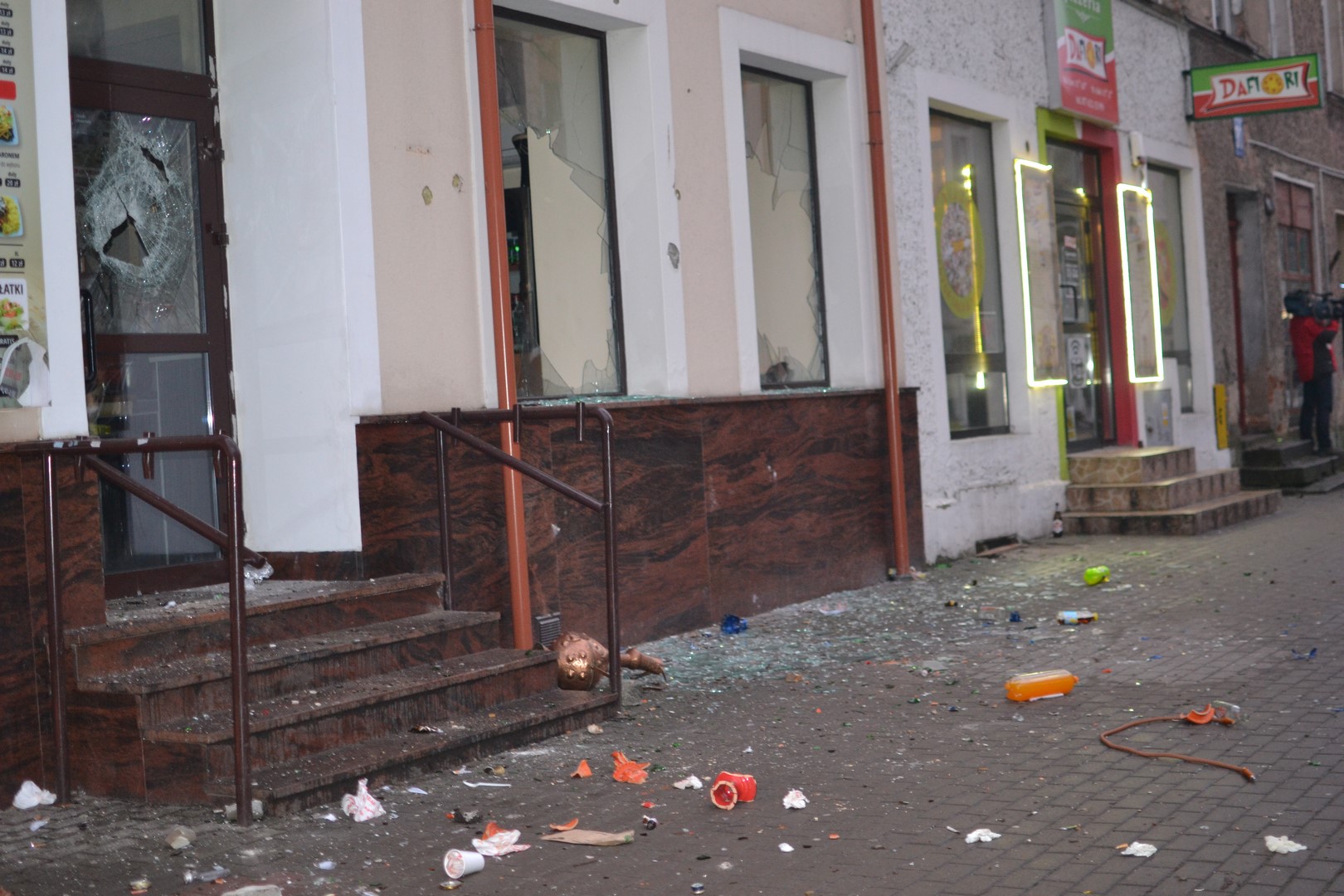 Koktajl Mołotowa, butelki, petardy — tak wyglądała manifestacja w Ełku. Zatrzymanych kilka osób