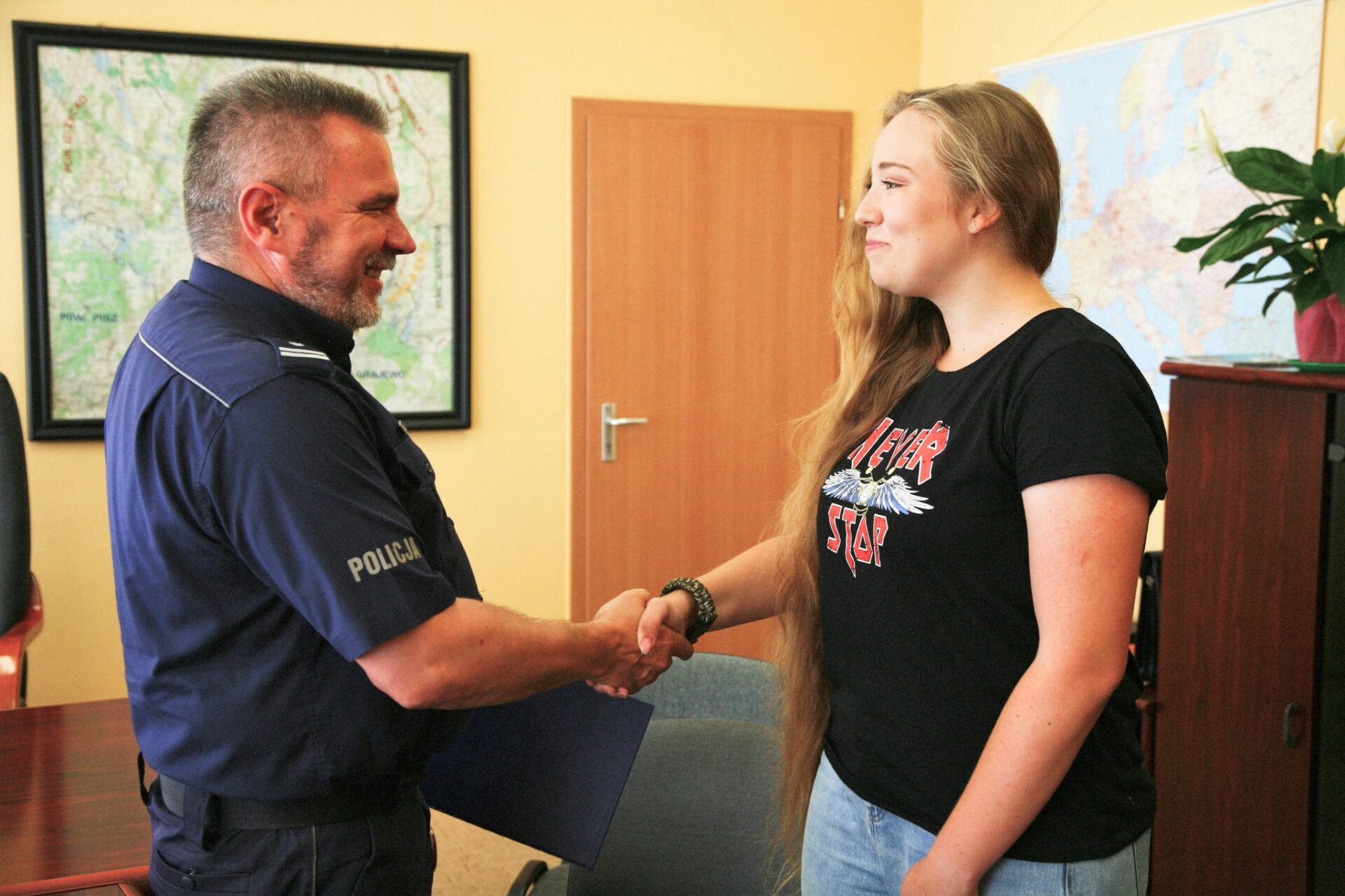 Nastolatka przyniosła do komendy znaleziony portfel