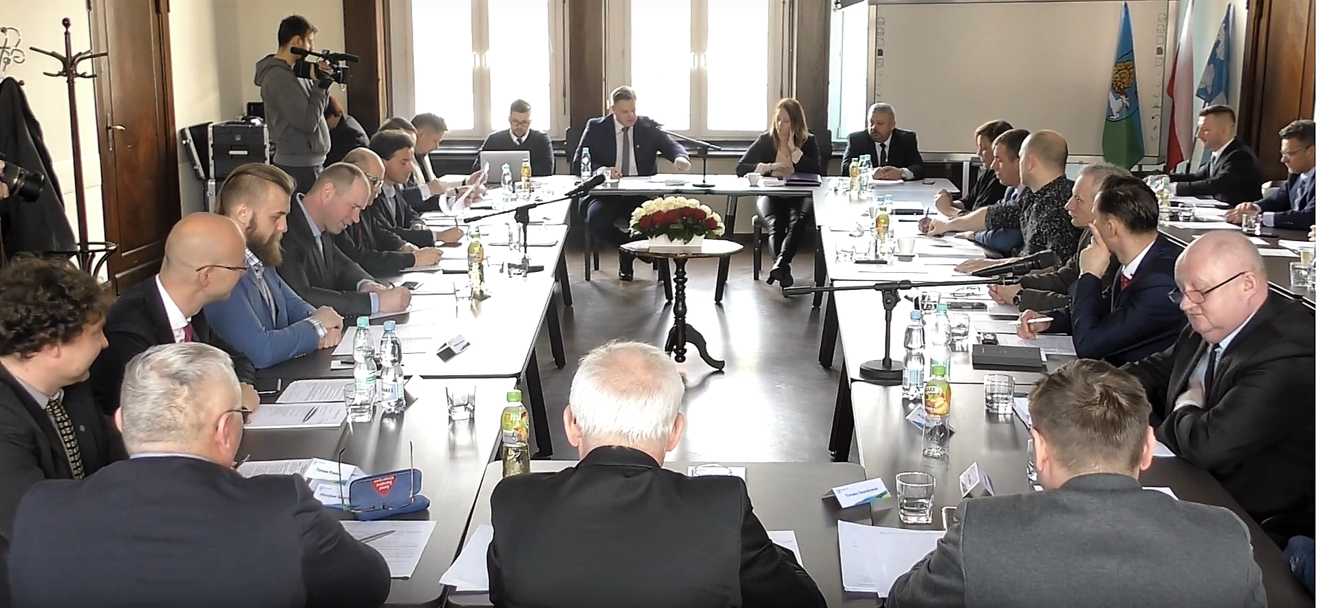 Po sukces lub na dno. Upada zbiorowa odpowiedzialność mandatowa radnych