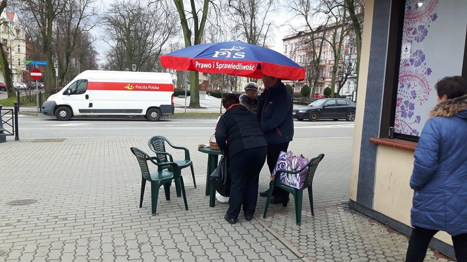 PiS wyszedł na ulicę. Zbierali podpisy pod listami poparcia dla Andrzeja Dudy