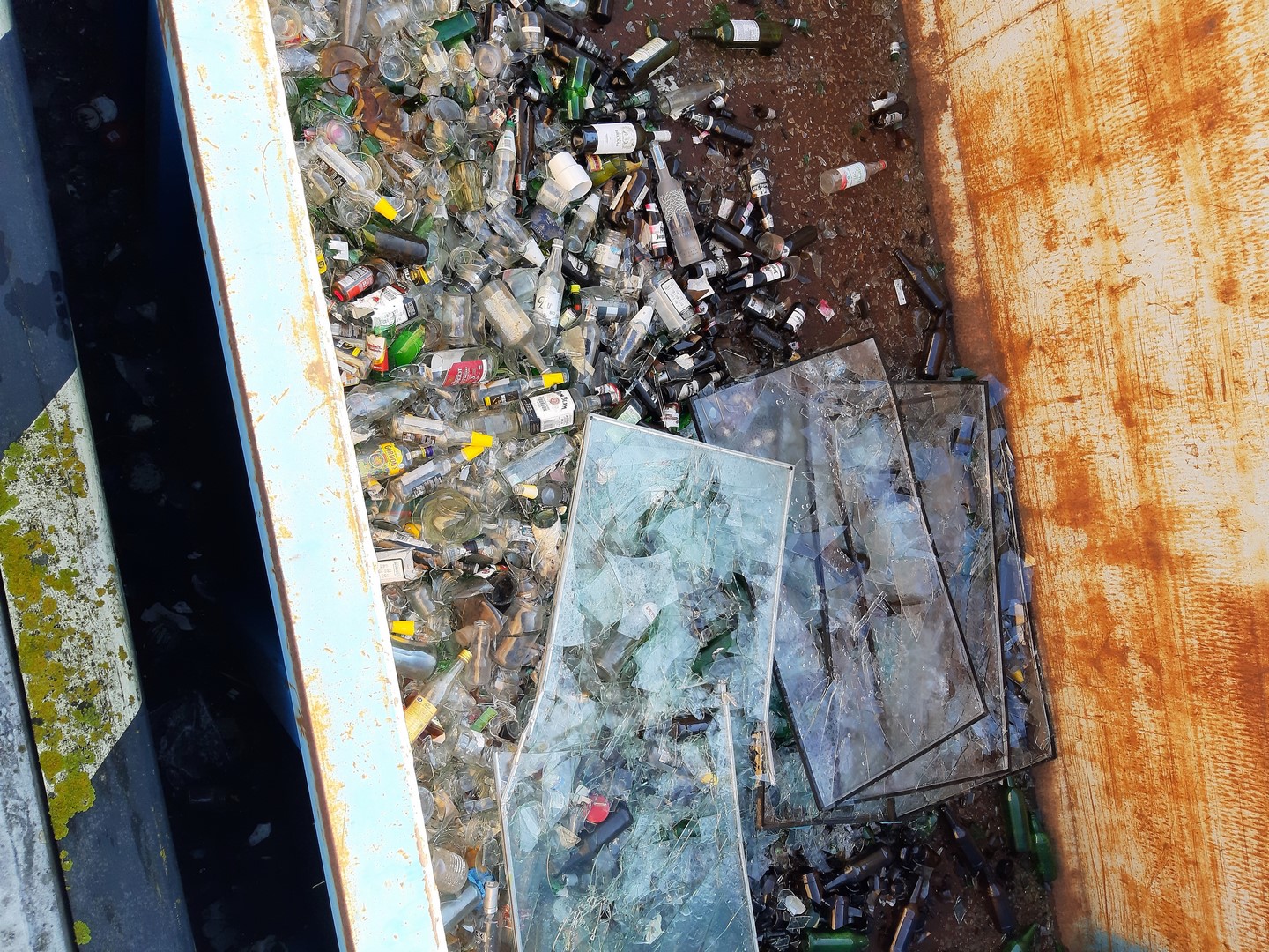 Mieszkaniec zarzuca zakładowi w Siedliskach zmieszanie śmieci i składa reklamację