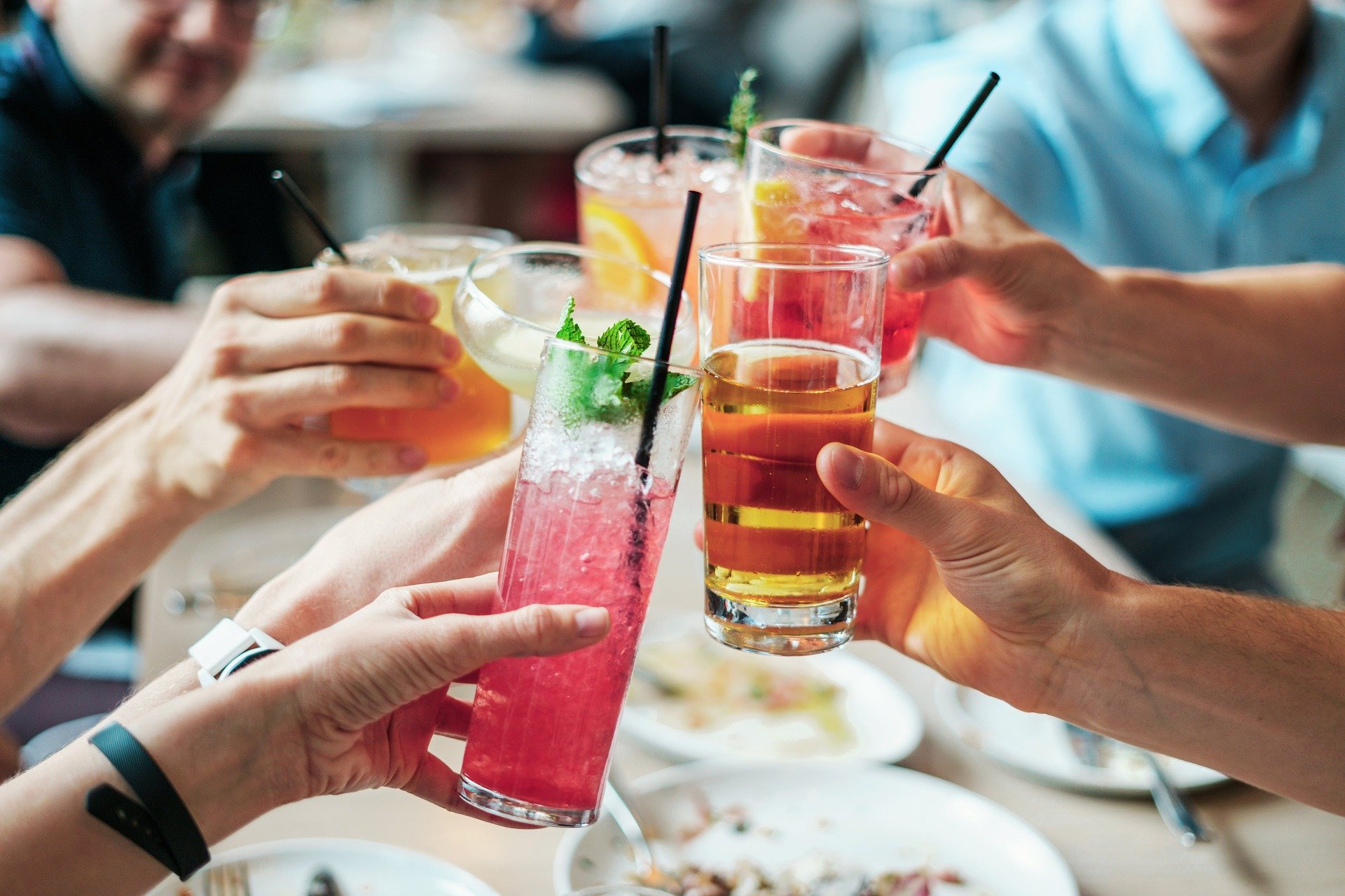 Koronawirus odbił się na sprzedaży alkoholu. W 2020 piliśmy mniej