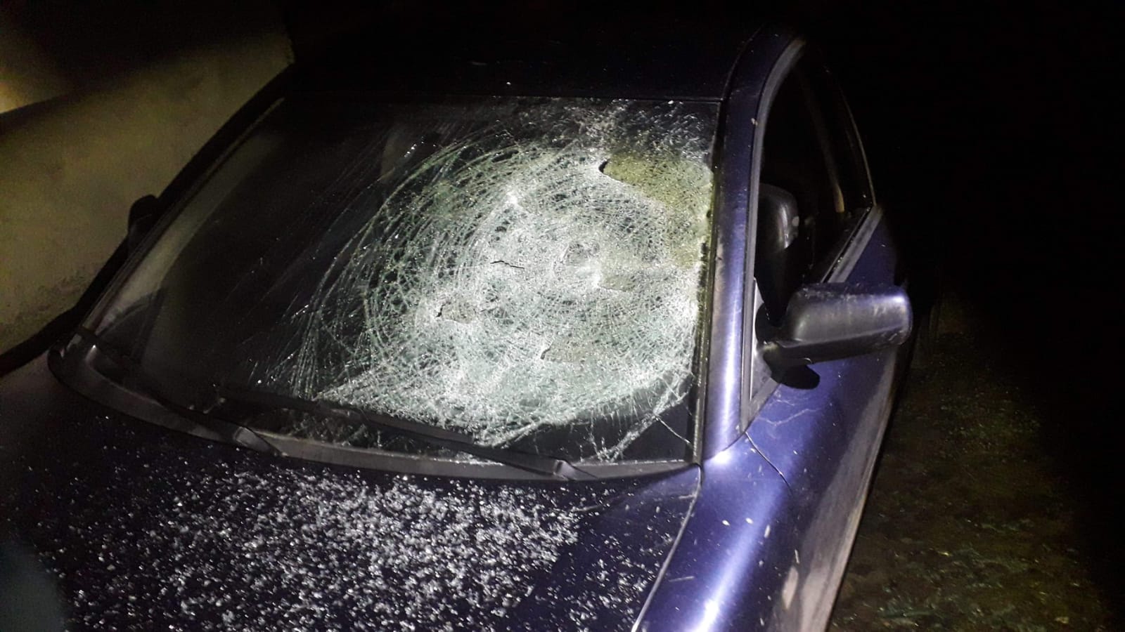 Zniszczył siekierą drzwi i samochód, potem pijany odjechał motorowerem