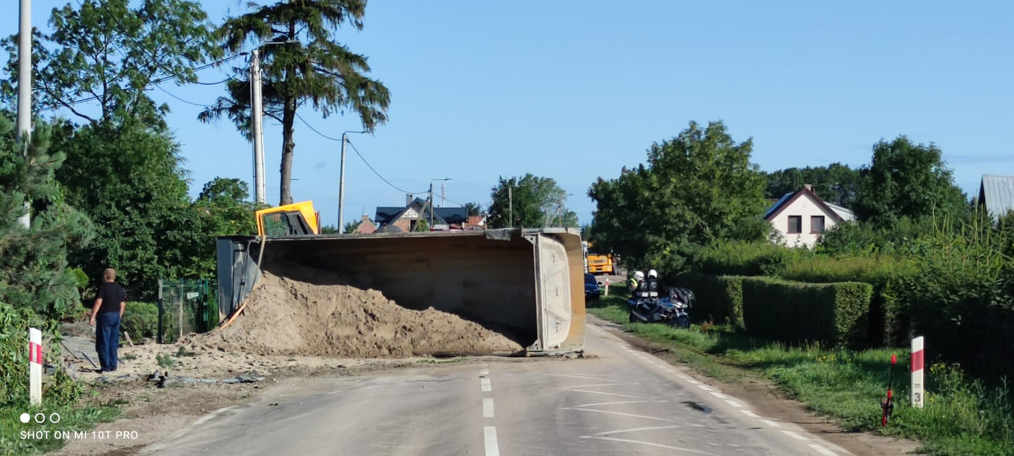 KPP Ełk: Przewrócona wywrotka i wysypany piach na kilka godzin zablokował drogę na trasie Ełk — Białystok. Kierowca pod wpływem alkoholu