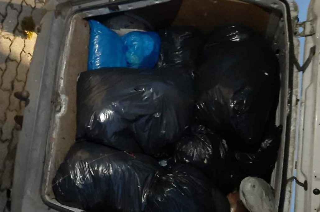 Kradli używaną odzież. Pod kontenery przyjechali busem