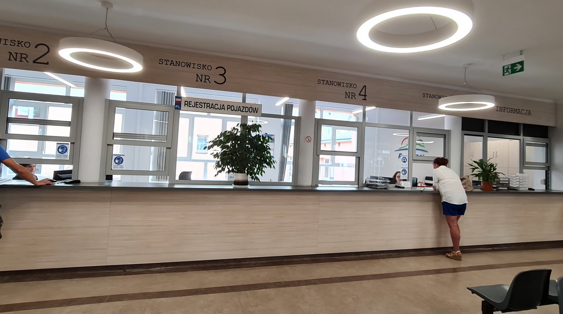 Znika obowiązek wymiany tablic rejestracyjnych. Później znikną naklejki