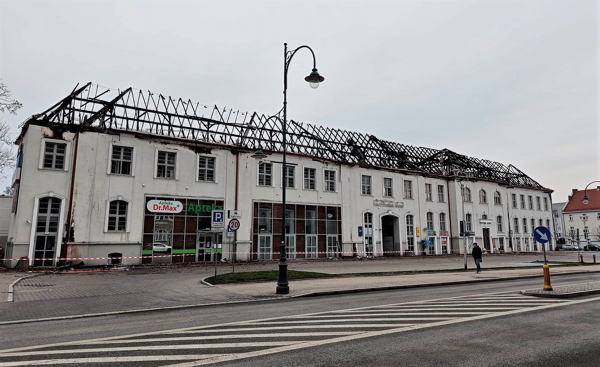 Pożar galerii handlowej w Ełku. 11 zastępów pożarniczych, 40 strażaków i blisko 2,5 miliona złotych straty 