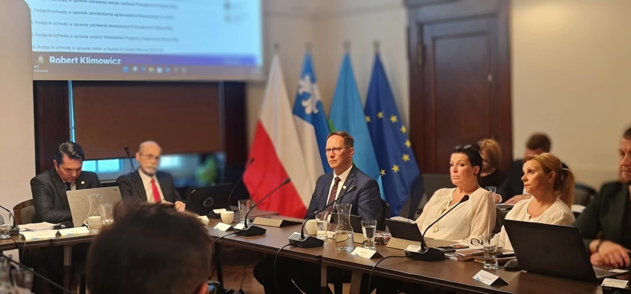 Wotum, które odsłania słabość opozycji. Karaś głosuje „za” rywalem, PO głosuje bez lidera